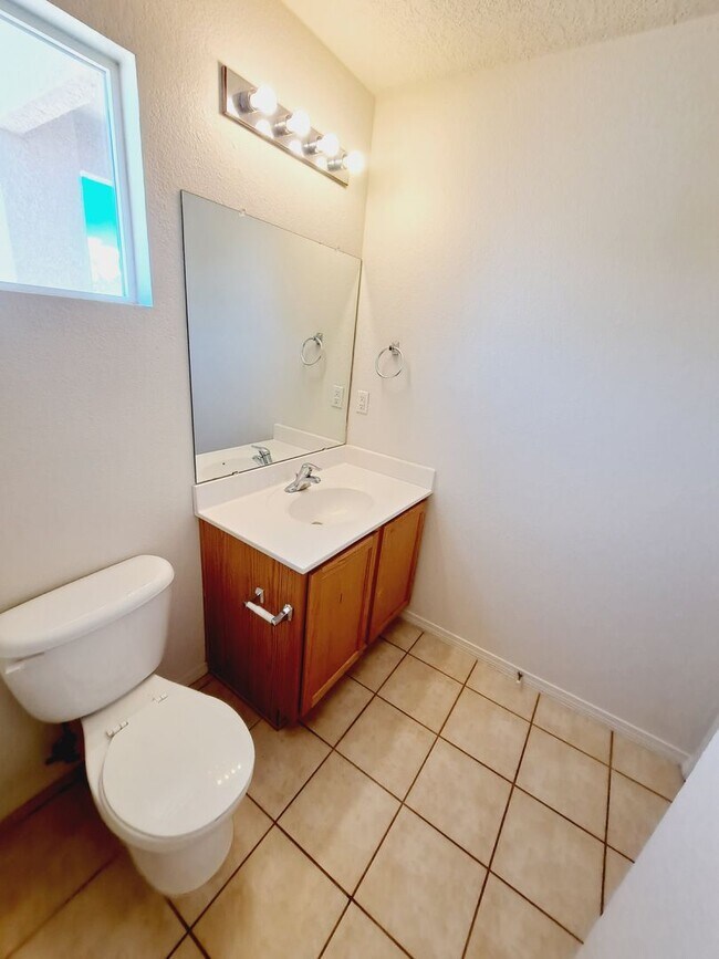 Building Photo - 3 bed 2 bath home in Huning Ranch!