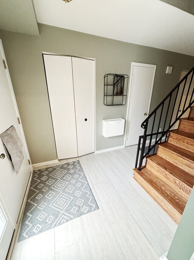 Building Photo - 5107 Cliffhaven Dr