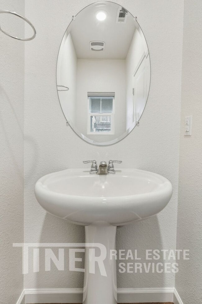 Building Photo - 3867 Roseparke Way