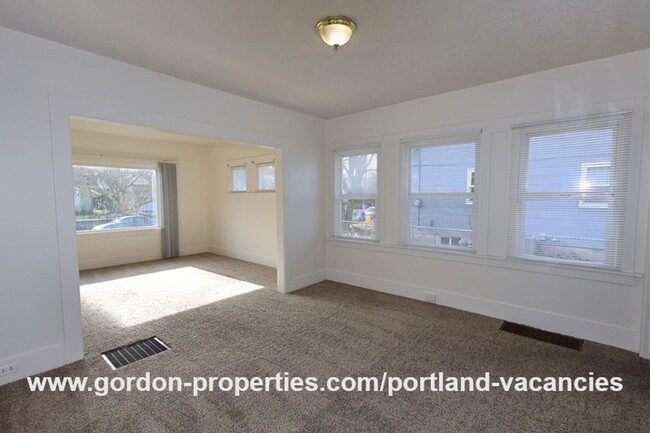 Building Photo - NE Holland St - vintage Woodlawn 2 bedroom...