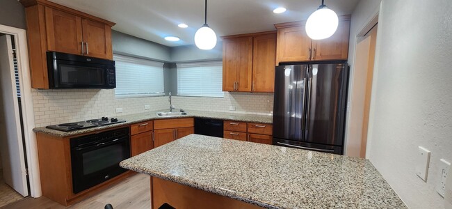 Building Photo - Beautiful 3 Bedroom 2 Bathroom Duplex in Desirable Greenhaven/Pocket Neighborhood