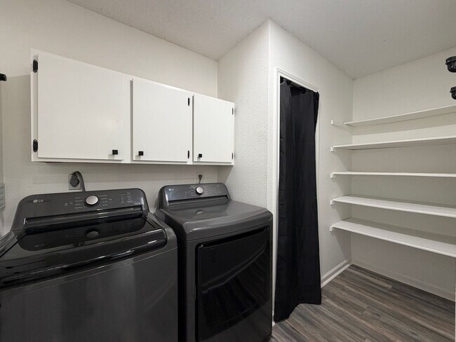 Building Photo - Renovated 4/2 in Beautiful Lago Vista Location