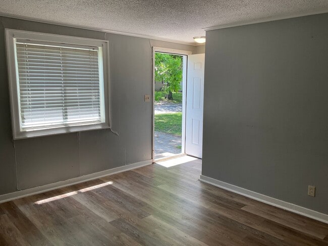 Building Photo - PRE-LEASING FOR APPROVED APPLICANTS! Great...
