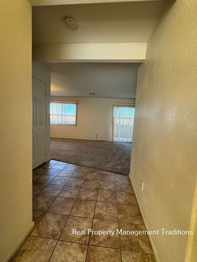 Building Photo - Spacious 4 + 3 Townhouse in Rosamond