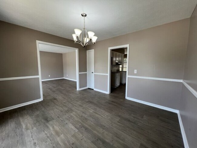 Building Photo - Newly updated 3 Bedroom/2 bath/bonus area ...