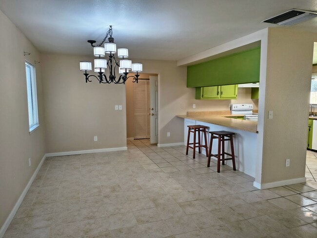 Building Photo - 4 Bedroom Happy Valley Home!