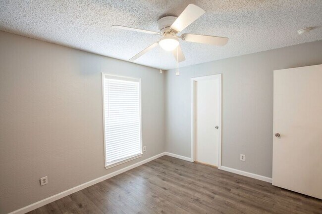 Building Photo - 1535 Rocky Point Dr
