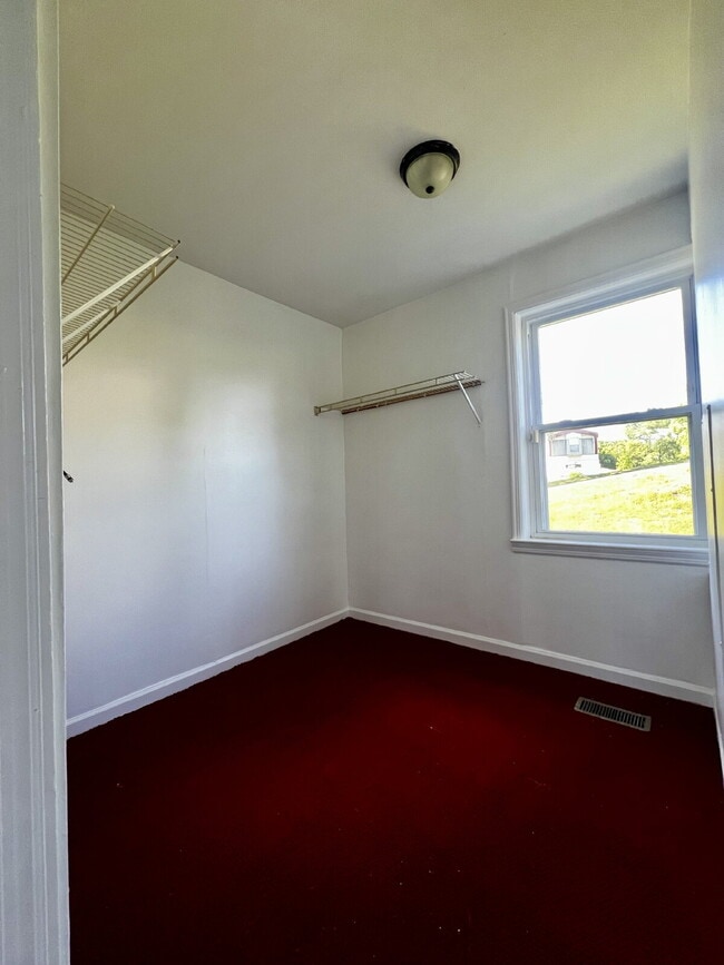 Building Photo - One Bedroom / One Bath Home on Large Lot