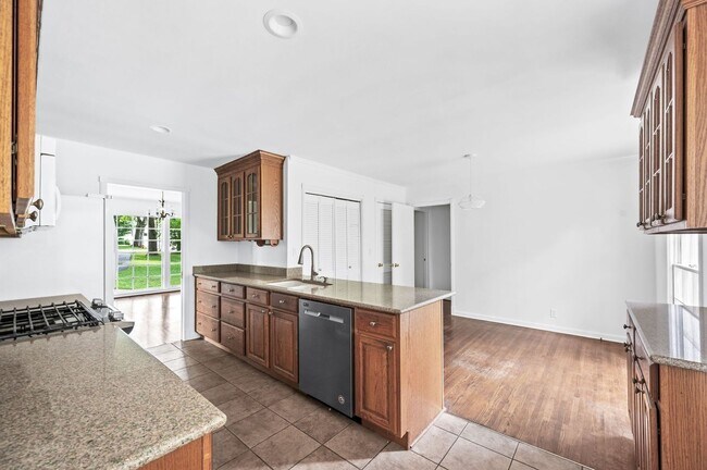 Building Photo - Charming 3BR/2.5BA Ranch-Style Home in the...