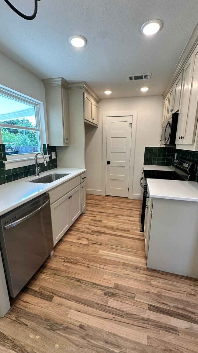 Building Photo - 112 Rousseau St