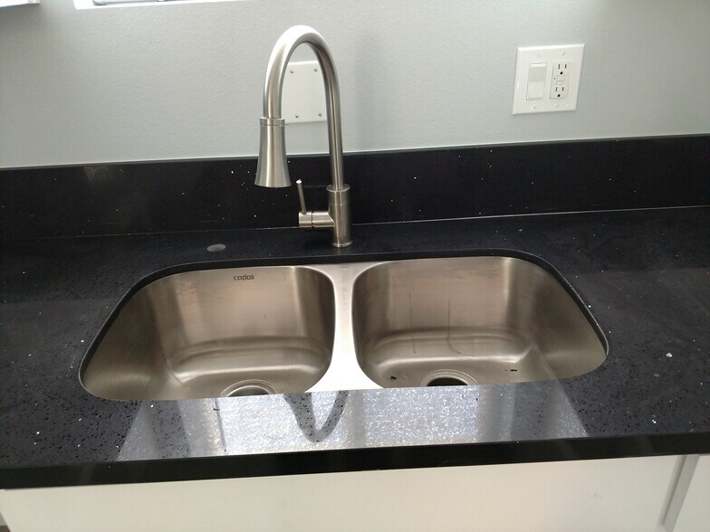 Building Photo - 3961 Halldale Ave