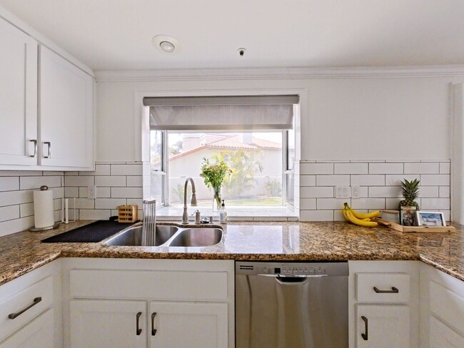 Building Photo - Spectacular 4 bedroom family home with oce...