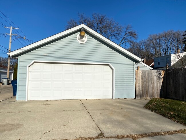 Building Photo - 3301 N 88th St