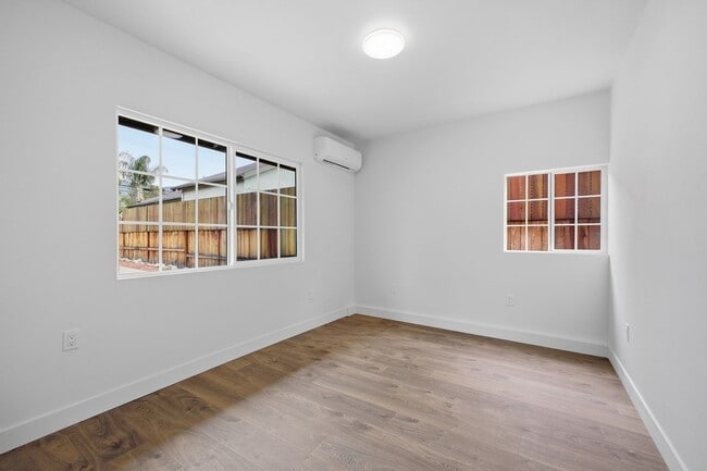 Building Photo - 2 Bedroom | 1 Bathroom | Private Back House