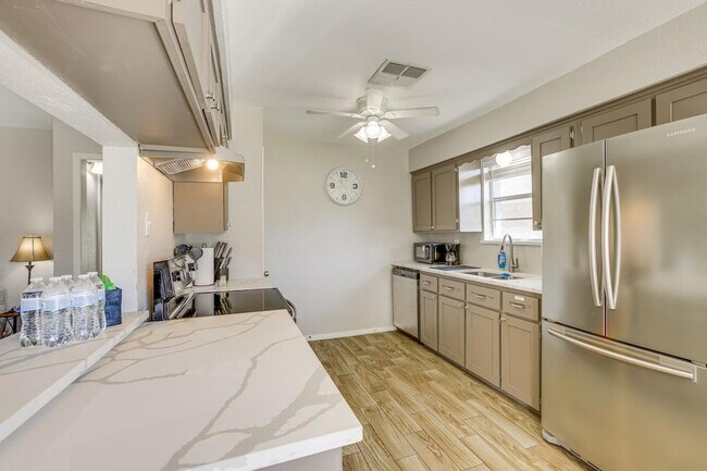 Building Photo - 8020 Botany Ln