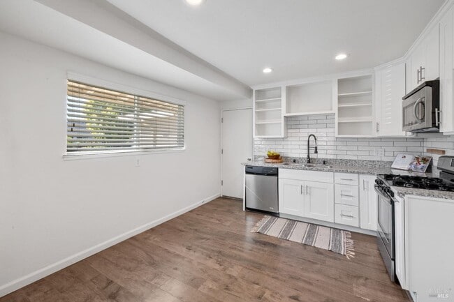 Building Photo - 372 Acacia St