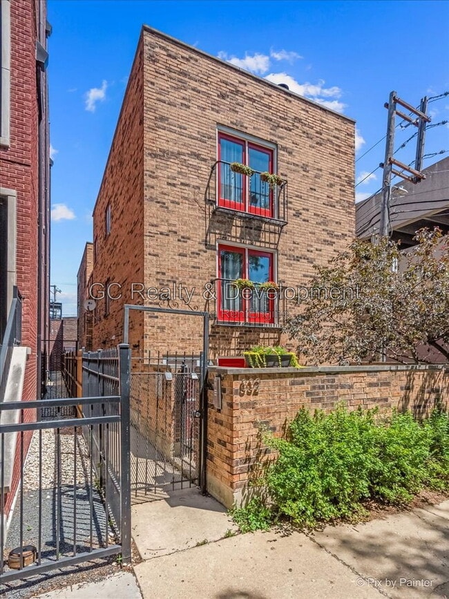 Building Photo - 832 W Barry Ave