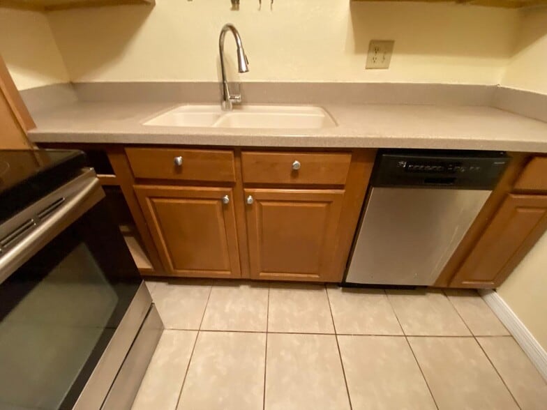Kitchen - 908 Lake Destiny Rd