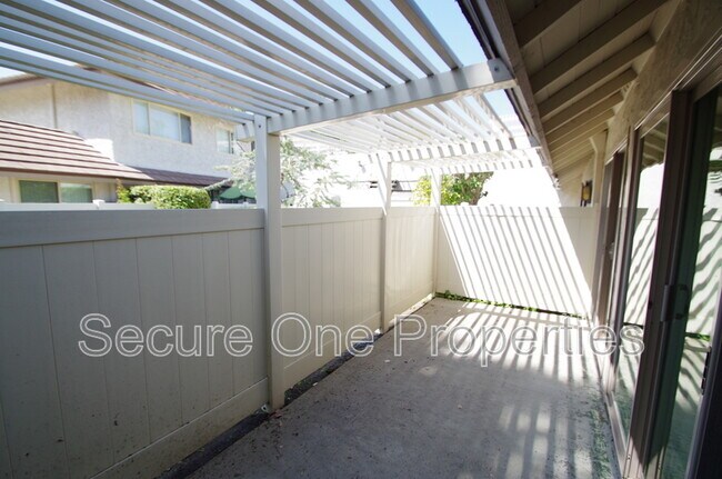 Building Photo - 2869 Instone Ct