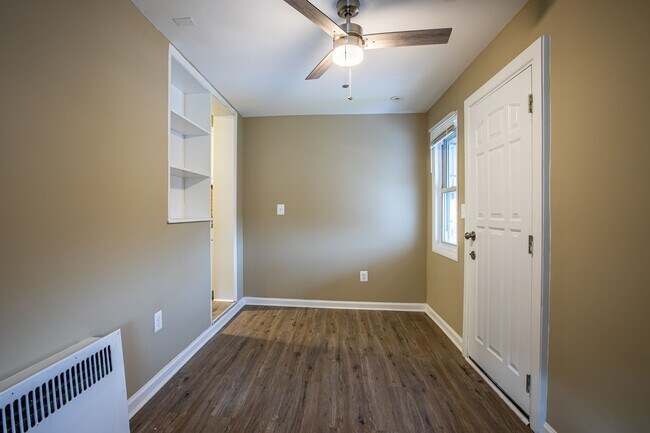 Building Photo - Charming 3 BR/3 BA Semi-Detached Home in F...