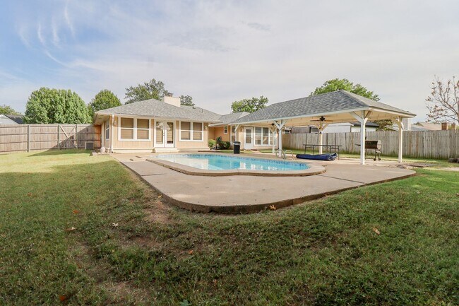 Building Photo - 2 Bed | 3 Bath with In-Ground Pool in Cent...
