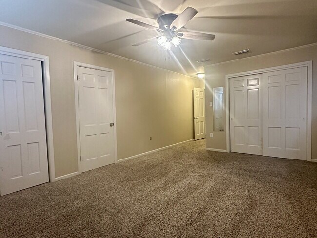 Building Photo - Spacious 4 bed 3 bath home!