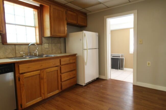 Building Photo - Charming & Convenient 2 bedroom 1 bathroom