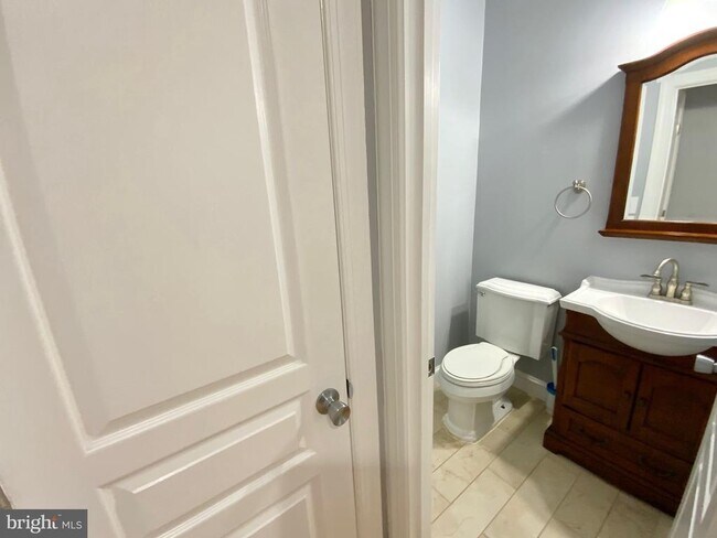 Building Photo - 812 5th St NE