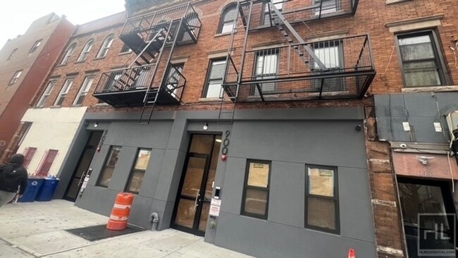 Building Photo - FRESHLY GUT RENOVATED LARGE 1 BEDROOM ROGE...