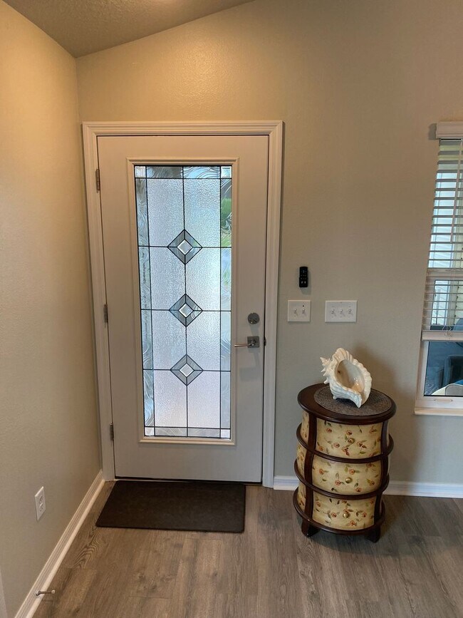 Building Photo - Beautiful, Furnished ANNUAL 2 bed, 2 bath ...