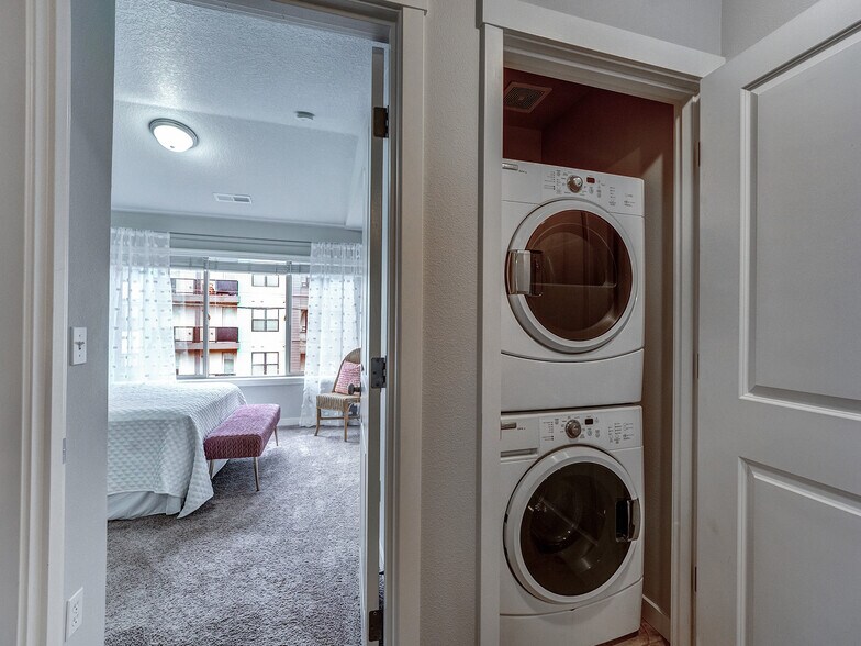 Building Photo - 8918 SW Elena Ln