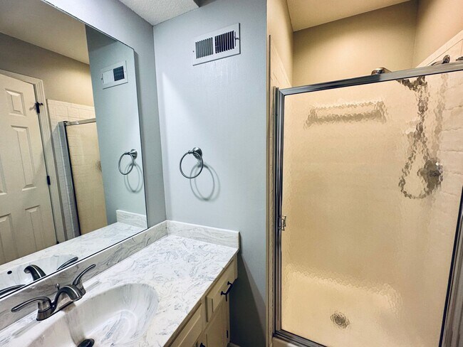 Building Photo - {10709}  Spacious Overland Park Duplex + T...