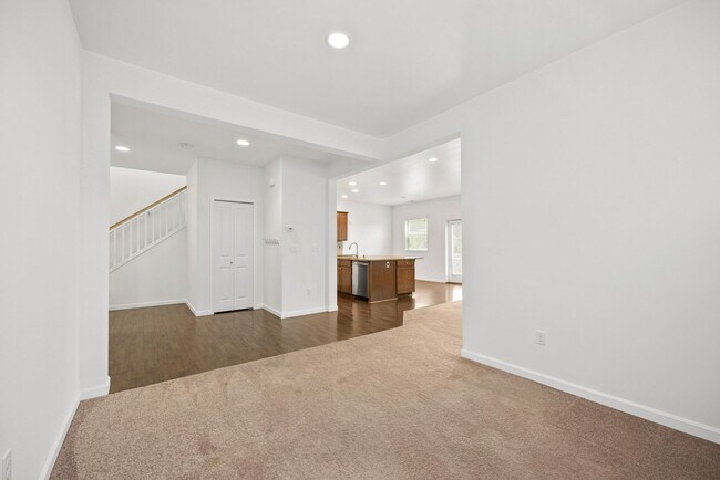 Building Photo - Spacious 4-Bed Puyallup Home For Rent | 3-Car Garage & Quick Commute to JBLM!