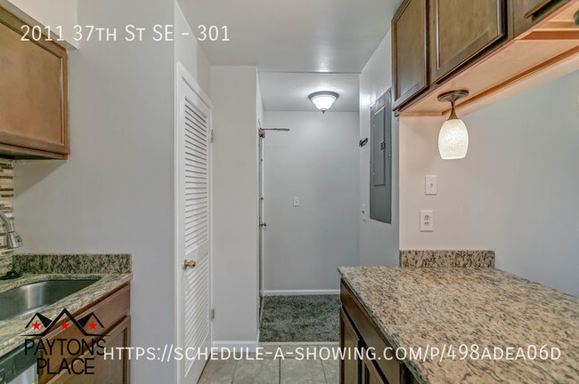 Building Photo - Spacious condo unit in well kept building.