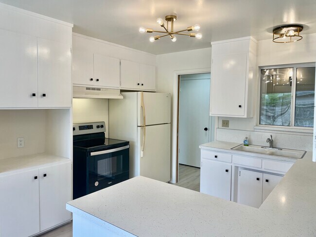 Building Photo - 2530 Tamarisk Dr