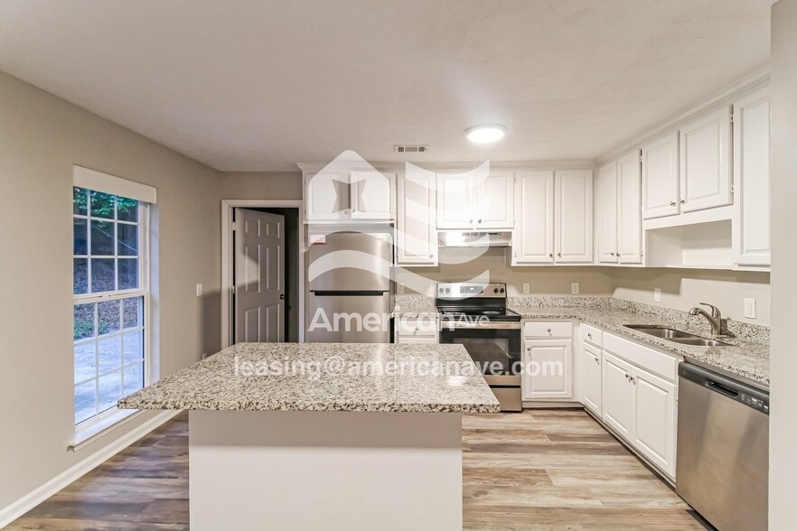 Building Photo - 751 Parkhill Dr