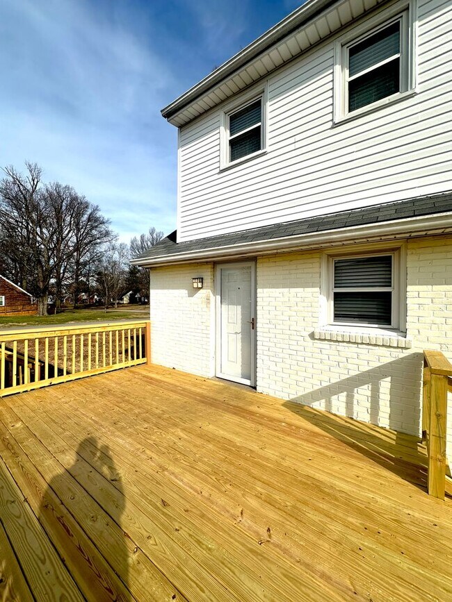 Building Photo - Spacious and stylish home in a prime Louisville location!