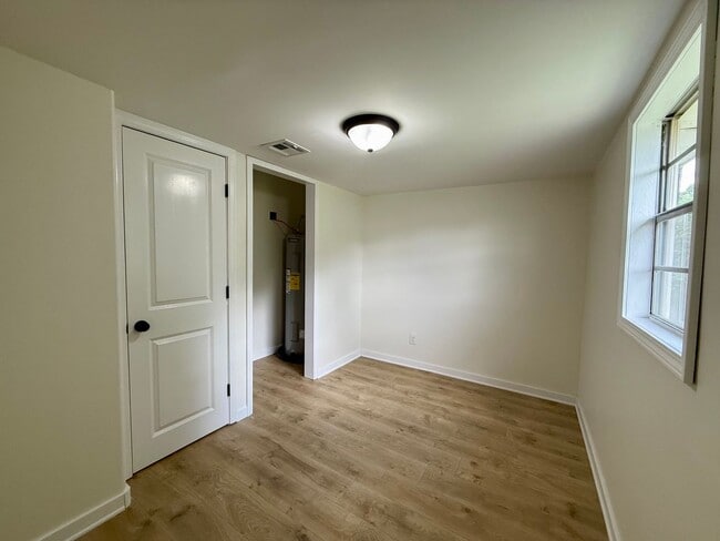 Building Photo - Fully Remodeled 3 Bedroom/1 Bathroom Home ...