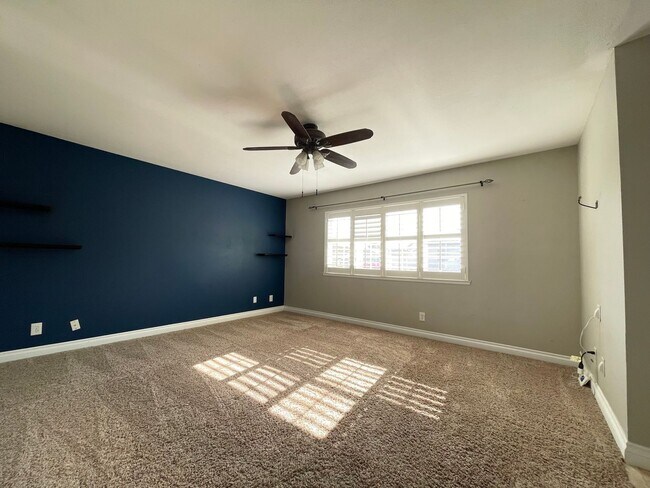 Building Photo - Live in Style in the Heart of Camarillo!