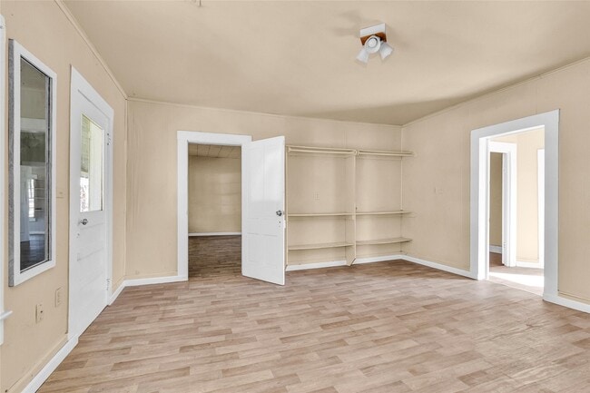 Building Photo - 203 W Powell St