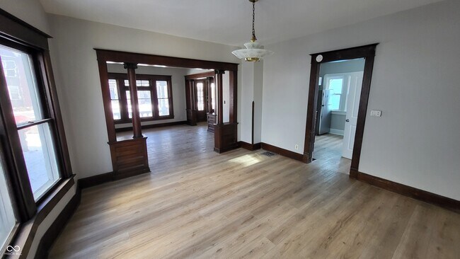 Building Photo - 852 N Rural St