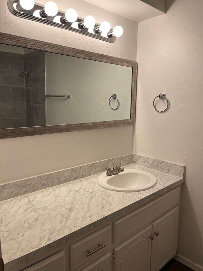 Building Photo - 3 bedroom home for rent in Edmond near W 15th Street and Santa Fe!  2 baths, 2 car garage + fence...