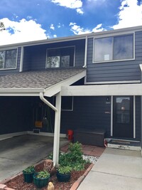 Building Photo - Lovely and Bright Bi-Level Boulder Townhom...