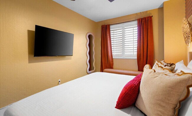 Building Photo - 2431 E Laurel St