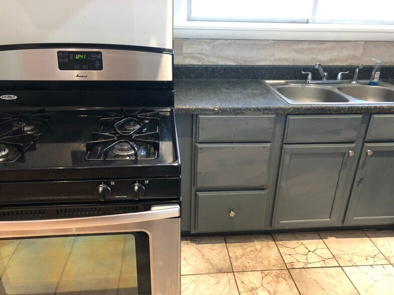 Building Photo - 5818 Hobart St