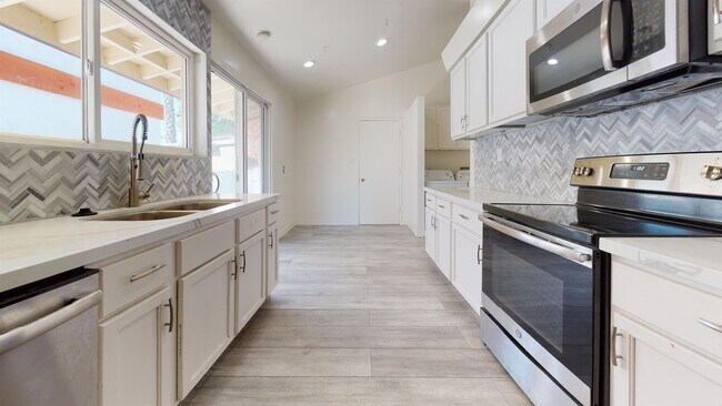 Primary Photo - 5272 Manhasset Dr