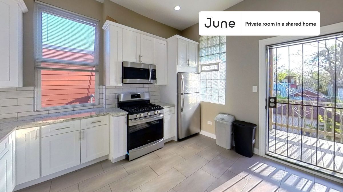 Building Photo - Private bedroom in 3 bed/1 bath Home