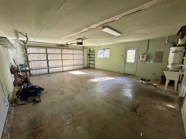 Building Photo - Beautiful 4-Bedroom Home with Stunning Vie...