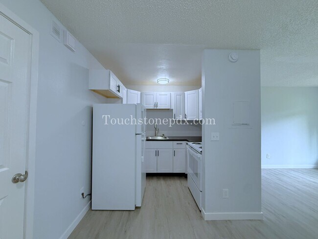Building Photo - 2 WEEKS FREE OF RENT! Inviting East Portland Apartment