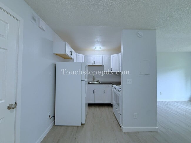 Building Photo - Inviting East Portland Apartment with Bright Living and Everyday Comfort